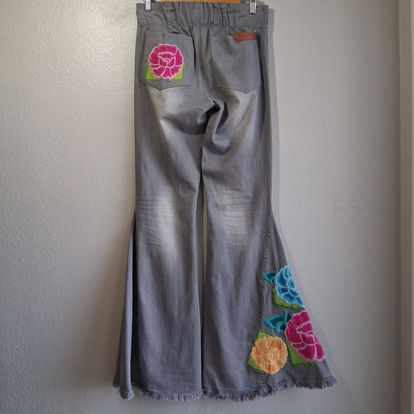 💖 Judith March Embroidered Vintage Gray Flare Pull On Jeans Floral Accents Sz L - Picture 3 of 10